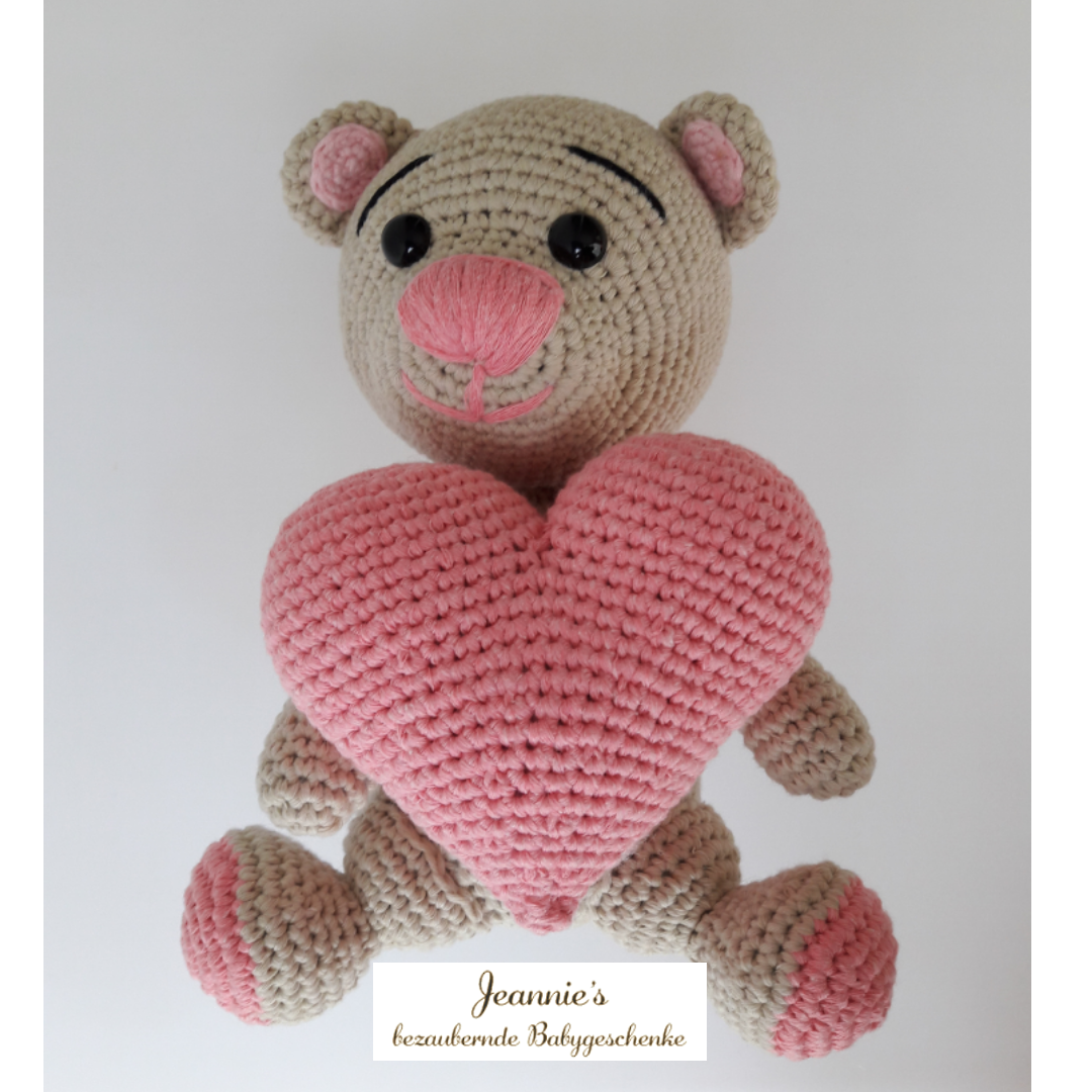 Strickteddy mit rosa Herz