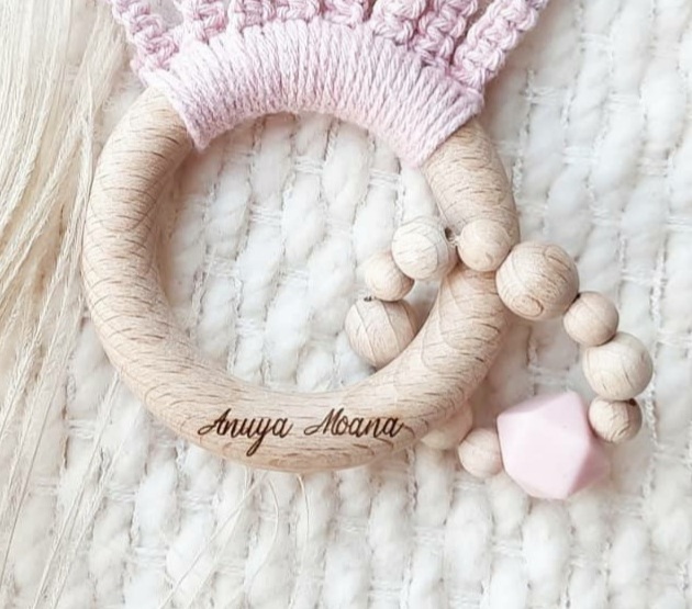 Beispiel eines personalisierten Holzgreiflings (hier Boho Baby Double Bunny Ears)